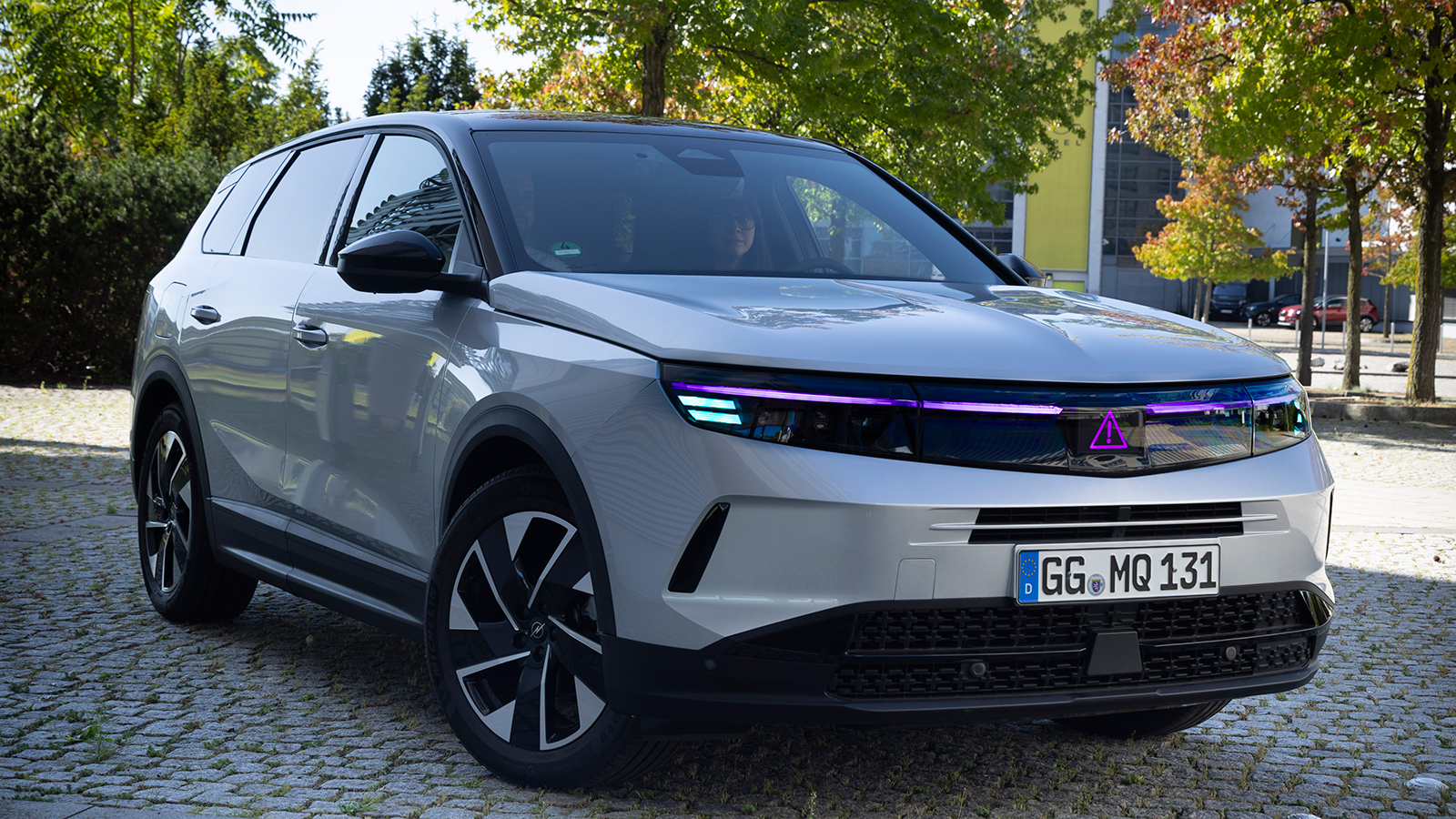 Γερμανικό SUV επικοινωνεί με τους πεζούς μέσω AI - Ποια μάρκα το έχει;